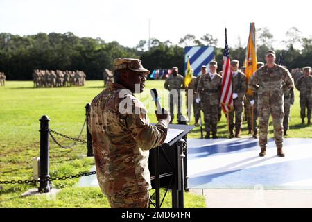 Il Lt. George E. Bolton Jr., comandante uscente del “Panther Battaglione”, 2nd Armored Brigade Combat Team, 3rd Divisione di Fanteria, si rivolge ai soldati e agli illustri ospiti per le sue ultime osservazioni durante la cerimonia di cambio di comando del battaglione sul campo Cottrell a Fort Stewart, Georgia, 13 luglio 2022. La cerimonia del cambio di comando significa il trasferimento del comando e con essa la responsabilità della preparazione e del benessere dei soldati e delle famiglie dell'unità. Foto Stock