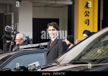 Vancouver, British Columbia, Canada. 22nd Jan, 2023. Il primo ministro canadese Justin Trudeau lascia la parata del festival primaverile di Chinatown a Vancouver, British Columbia. (Credit Image: © Ryan Walter Wagner/ZUMA Press Wire) SOLO PER USO EDITORIALE! Non per USO commerciale! Credit: ZUMA Press, Inc./Alamy Live News Foto Stock