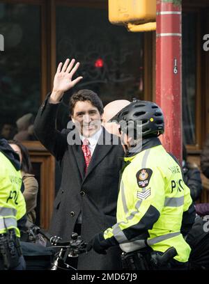 Vancouver, British Columbia, Canada. 22nd Jan, 2023. Il primo ministro canadese Justin Trudeau ondeggia mentre lascia la parata del festival primaverile di Chinatown a Vancouver, British Columbia. (Credit Image: © Ryan Walter Wagner/ZUMA Press Wire) SOLO PER USO EDITORIALE! Non per USO commerciale! Credit: ZUMA Press, Inc./Alamy Live News Foto Stock