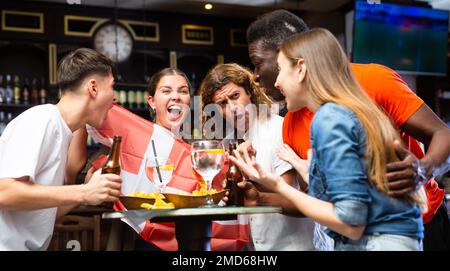 Gli appassionati di sport danesi sostengono la loro squadra preferita nel pub Foto Stock