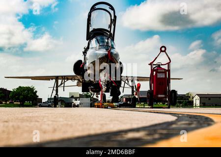 80th Flying Training Wing Airmen della Sheppard Air Force base sbarcò il loro T-38 Talon alla Minot Air Force base per fare rifornimento prima di decollare di nuovo per un volo in Canada il 14 luglio 2022, a Minot AFB, North Dakota. L'FTW 80 è l'unico programma di addestramento pilota gestito e con personale a livello internazionale, con il programma di addestramento pilota Jet congiunto euro-NATO che fornisce più di 7.500 piloti di combattimento addestrati agli alleati della NATO nei suoi 37 anni di esistenza. Foto Stock