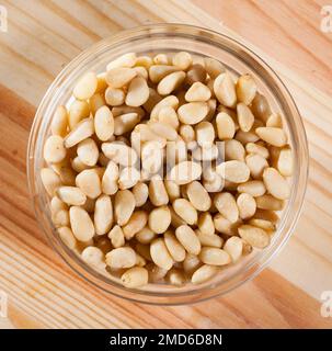 Foto di mix di pinoli crudi sulla scrivania in legno Foto Stock