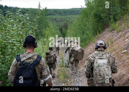 Agenti speciali del team di Anchorage FBI Special Weapons and Tactics (SWAT) durante un esercizio di addestramento per le operazioni rurali presso la base comune Elmendorf-Richardson, Alaska, 13 luglio 2022. Le aree di formazione estese e austere di JBER hanno fornito un ambiente ideale per le squadre SWAT locali di applicazione della legge, in quanto hanno affinato le loro capacità operative rurali, la pianificazione dei compiti, la ricognizione, le procedure di sicurezza degli elicotteri, la navigazione terrestre, movimento di squadra e pattugliamento. Foto Stock