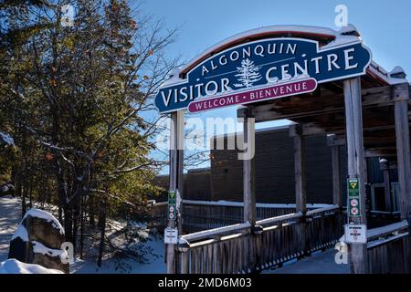Algonquin Provincial Park, Ontario, Canada - 14 gennaio 2023: Ingresso frontale e cartello per il centro visitatori di Algonquin Park in inverno. Foto Stock