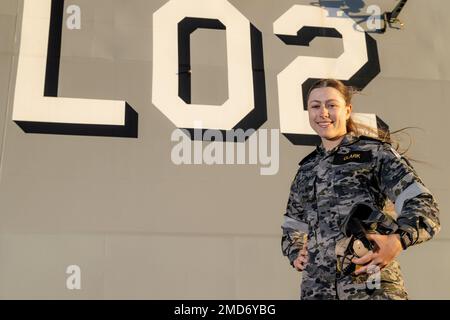 OCEANO PACIFICO (13 luglio 2022) Royal Australian Navy leader Seaman Alyssa Clark sul ponte di volo della Royal Australian Navy atterraggio elicottero dock HMAS Canberra (L02) durante Rim of the Pacific (RIMPAC) 2022. Ventisei nazioni, 38 navi, tre sottomarini, più di 170 aerei e 25.000 persone partecipano al RIMPAC dal giugno 29 al 4 agosto nelle isole hawaiane e nella California meridionale. Il più grande esercizio marittimo internazionale del mondo, RIMPAC offre un'opportunità di formazione unica, promuovendo e sostenendo le relazioni di cooperazione tra i partecipanti critici per l'e Foto Stock