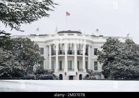 Neve copre il prato Sud della Casa Bianca Lunedi, 1 febbraio 2021. Foto Stock