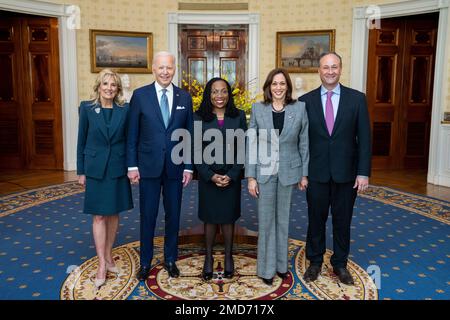 Reportage: Il Presidente Joe Biden, la First Lady Jill Biden, il Vice Presidente Kamala Harris e il secondo Gentleman Doug Emhoff posano per una foto con il giudice Ketanji Brown Jackson nella Blue Room della Casa Bianca, venerdì 25 febbraio 2022, dopo l'annuncio della sua nomina negli Stati Uniti Corte Suprema. Foto Stock