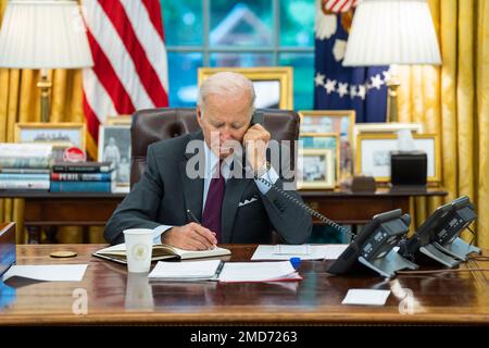 Reportage: Il presidente Joe Biden parla al telefono con il presidente ucraino Volodymyr Zelenskyy, martedì 4 ottobre 2022, nell'Ufficio ovale Foto Stock