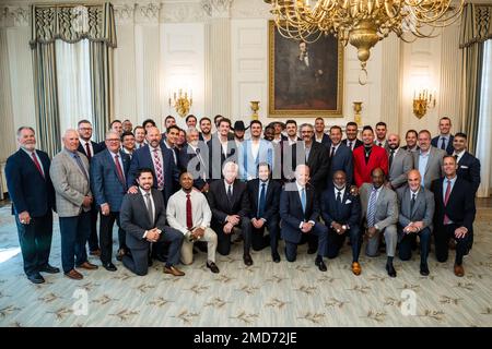 Reportage: Il presidente Joe Biden si pone per una foto con gli Atlanta Braves durante la loro visita di campionato, Lunedi, 26 settembre 2022, nella Sala da pranzo di Stato della Casa Bianca Foto Stock