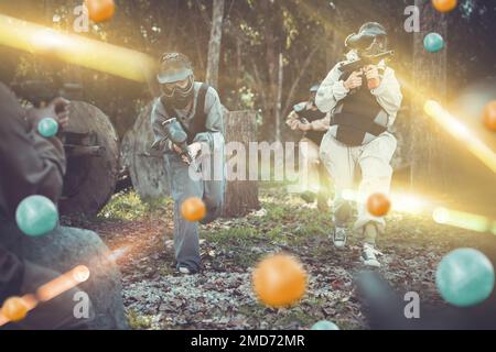 Squadre che giocano a paintball all'aperto Foto Stock