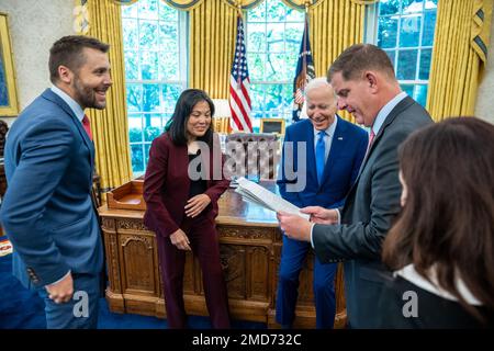Reportage: Il presidente Joe Biden saluta il segretario del lavoro Marty Walsh, direttore del Consiglio economico nazionale (NEC) Brian Deese, vicedirettore del lavoro per la NEC Celeste Drake e il vice segretario del lavoro Julie su, al centro, prima di formulare osservazioni sullo sciopero ferroviario e sull'accordo sul lavoro, giovedì 15 settembre 2022, Presso l'Ufficio ovale della Casa Bianca. Foto Stock