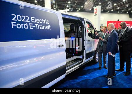 Reportage: Il presidente Joe Biden vede l'elettrico Ford e-Transit Van con Ford Exec. Presidente Bill Ford e Ray Curry Presidente UAW, a destra, come egli tournée il North American International Auto Show Mercoledì, 14 settembre 2022, a Huntington Place a Detroit. Foto Stock