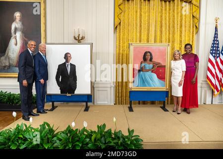 Reportage: L'ex presidente Barack Obama e l'ex First Lady Michelle Obama in anteprima i loro ritratti ufficiali, 7 settembre 2022, nella stanza orientale della Casa Bianca Foto Stock