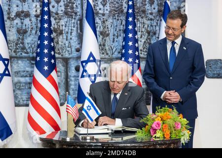 Reportage: Il Presidente Joe Biden firma il libro degli ospiti, giovedì 14 luglio 2022, presso la residenza del Presidente a Gerusalemme. Foto Stock