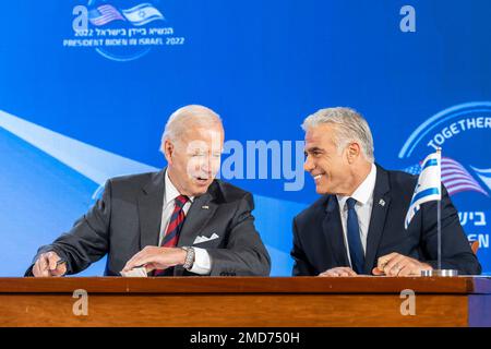 Reportage: Il Presidente Joe Biden e il primo Ministro israeliano Yair Lapid firmano “la Dichiarazione congiunta di partenariato strategico USA-Israele di Gerusalemme”, giovedì 14 luglio 2022, al Waldorf Astoria Jerusalem Foto Stock