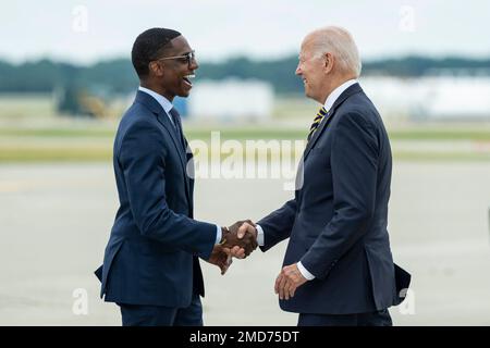 Reportage: Il presidente Joe Biden disimbarca l'aeronautica uno all'aeroporto internazionale Hopkins di Cleveland, Ohio mercoledì 6 luglio 2022 ed è salutato dal sindaco di Cleveland Justin Bibb Foto Stock