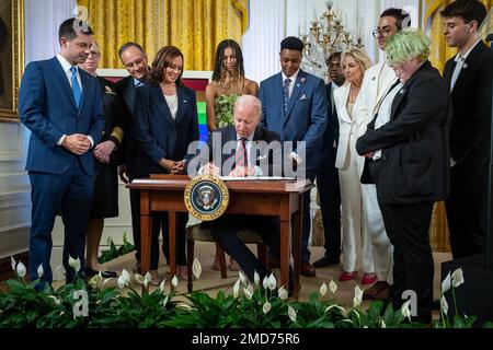 Reportage: Il presidente Joe Biden firma un ordine esecutivo che protegge i membri della comunità LGBTQIA+, mercoledì 15 giugno 2022, nella stanza orientale della Casa Bianca. Foto Stock
