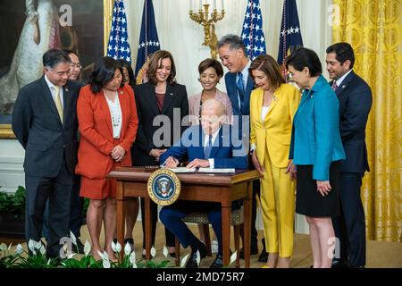 Reportage: Il presidente Joe Biden firma H.R. 3525, la “Commissione per studiare la creazione potenziale di un Museo Nazionale di Storia e Cultura americana del Pacifico asiatico”, lunedì 13 giugno 2022, nella Sala Est della Casa Bianca Foto Stock