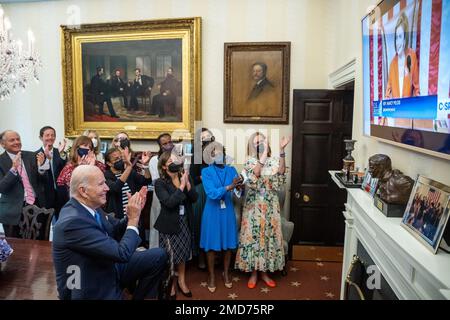 Reportage: Il presidente Joe Biden, Unito da alti consiglieri, guarda il voto della Camera e passa un disegno di legge di riforma delle armi, venerdì 24 giugno 2022, nella Sala da pranzo dell'Ufficio ovale della Casa Bianca Foto Stock