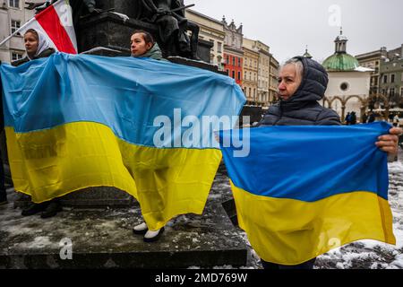 Cracovia, Polonia. 22nd Jan, 2023. I cittadini e i sostenitori ucraini partecipano a una dimostrazione di solidarietà con l'Ucraina nella piazza principale, mentre celebrano la Giornata dell'unità Ucraina il giorno 333 dell'invasione russa sull'Ucraina. Cracovia, Polonia il 22 gennaio 2023. Il 22nd gennaio del 1919 è stato proclamato l'atto di unificazione della Repubblica popolare Ucraina (UNR) e della Repubblica popolare Ucraina occidentale (ZUNR). Divenne un importante simbolo dell'unità degli ucraini e di una vacanza di Stato. Manifestazioni a sostegno di un ucraino unito indipendente sono state tenute in tutto il mondo. (Credit Image: © Beata Zawr Foto Stock