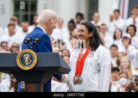 Reportage: Il presidente Joe Biden saluta Elana Meyers Taylor, imbalsamatore olimpico durante un evento di celebrazione delle Olimpiadi e delle Paralimpiadi del Team USA, mercoledì 4 maggio 2022, sul prato meridionale della Casa Bianca. Foto Stock