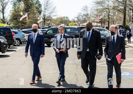 Reportage: Il presidente Joe Biden cammina con il segretario alla Difesa Lloyd Austin, il segretario di Stato Antony Blinken e il consigliere per la sicurezza nazionale Jake Sullivan attraverso la West Executive Avenue alla Casa Bianca, lunedì 11 aprile 2022, in rotta verso l'ala ovest. Foto Stock