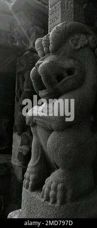 Un tiro verticale in scala di grigi della colonna della scultura del leone nel Tempio di Kailasanathar nel Tamil Nadu, India, Asia Foto Stock