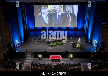 Reportage: Il presidente Joe Biden consegna le sue osservazioni durante un servizio commemorativo che onora l'ex leader della maggioranza del Senato Harry Reid sabato 8 gennaio 2022, allo Smith Center di Las Vegas. Foto Stock