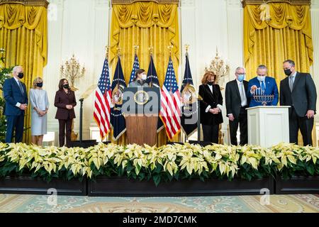 Reportage: Il Presidente Joe Biden, la First Lady Jill Biden, il Vice Presidente Kamala Harris e il secondo Gentleman Douglas Emhoff partecipano ad un evento di illuminazione del menorah di Hanukkah, mercoledì 1 dicembre 2021, nella Sala Est della Casa Bianca. Foto Stock