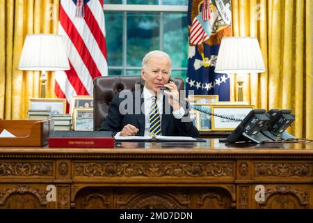 Reportage: Il Presidente Joe Biden parla al telefono con il Sen. Patrick Leahy, D-VT., venerdì 12 novembre 2021, Presso l'Ufficio ovale della Casa Bianca Foto Stock