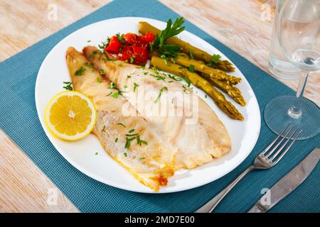 Filetto di pesce persico arrosto con verdure sottaceto Foto Stock