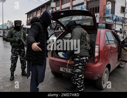 Srinagar, India. 22nd Jan, 2023. I gruppi paramilitari indiani corrono i civili Kashmiri a Srinagar, amministrato dagli indiani Kashmir. Le autorità hanno sollevato la sicurezza attraverso la valle del Kashmir prima del giorno della repubblica dell'India. (Foto di Mubashir Hassan/Pacific Press) Credit: Pacific Press Media Production Corp./Alamy Live News Foto Stock