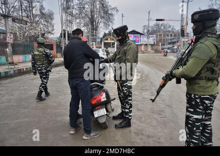 Srinagar, India. 22nd Jan, 2023. I gruppi paramilitari indiani corrono i civili Kashmiri a Srinagar, amministrato dagli indiani Kashmir. Le autorità hanno sollevato la sicurezza attraverso la valle del Kashmir prima del giorno della repubblica dell'India. (Foto di Mubashir Hassan/Pacific Press) Credit: Pacific Press Media Production Corp./Alamy Live News Foto Stock