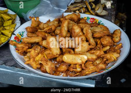 Banana fritta fresca e jackfruit in un ciotola, spuntino in Indonesia Bali, orizzontale Foto Stock