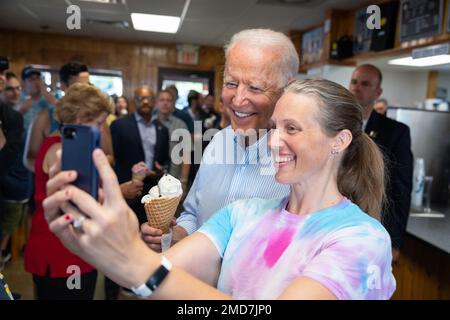 Reportage: Il presidente Joe Biden posa per le foto con gli ospiti al gelato artigianale Moomers, sabato 3 luglio 2021, a Traverse City, Michigan Foto Stock