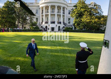 Reportage: Il presidente Joe Biden si prepara a bordo di Marine One sul prato sud della Casa Bianca, venerdì 25 giugno 2021, in rotta per Camp David in Thurmont, Maryland. Foto Stock