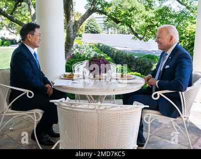 Reportage: Il presidente Joe Biden e il presidente sudcoreano Moon Jae-in pranzano venerdì 21 maggio 2021, sul patio ovale della Casa Bianca. Foto Stock