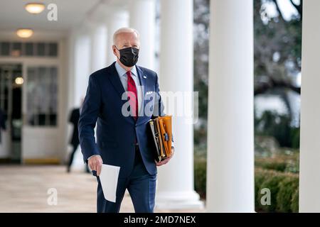 Reportage: Il presidente Joe Biden cammina lungo il Colonnade della Casa Bianca Giovedi, 28 gennaio 2021, in rotta per l'Ufficio ovale Foto Stock