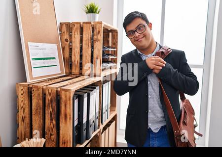 Down sindrome uomo di lavoro in piedi in ufficio Foto Stock