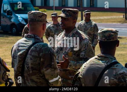 STATI UNITI James R. Holmes III, comandante della 7th Army Noncommissioned Officer Academy, si rivolge ai partecipanti del 7th Army Training Command e del V Corps Best Squad Competition in una cerimonia di chiusura del Grafenwoehr Parade Field, Germania, 14 luglio 2022. La competizione di quattro giorni ha messo alla prova la disciplina, l'idoneità e l'impegno delle squadre nei confronti dei valori dell'esercito e dell'etica del guerriero. Foto Stock