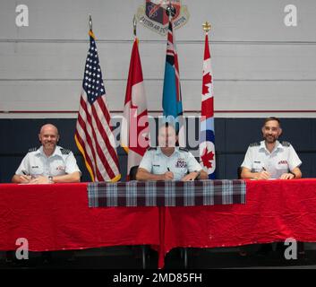 Il distaccamento canadese del settore Eastern Air Defense ha tenuto un cambio di comando giovedì pomeriggio a Roma, New York, presso la palestra del centro fitness dell'Air Force Research Laboratory. Il Lt. Col. Michael Wiseman, a sinistra, assunse il comando del Lt. Col. Josh Klemen, seduto a destra, durante una cerimonia di firma, che è una tradizione di lunga data nell'esercito canadese. Sean T. Boyle, il vice comandante, Stati Uniti continentali La Regione NORAD (CONR) è seduta al centro ed è stato l'ufficiale di presidenza della cerimonia. New York Air National Guard foto di Tim Jones, 224th Foto Stock