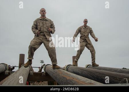 STATI UNITI Marine Corps recluta con Charlie Company. 1st reclutamento addestramento battaglione manovra un ostacolo durante il corso di ostacolo al corpo dei Marine Recruit Depot San Diego, 14 luglio 2022. Il 'o-corso' è composto da vari ostacoli ed è progettato per instillare la fiducia nelle reclute superando le sfide fisiche. Foto Stock