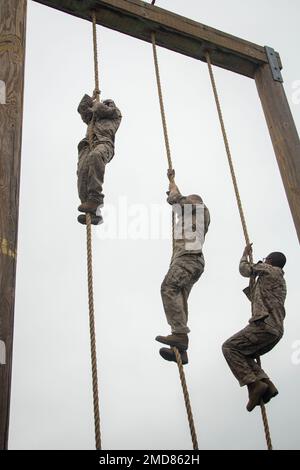 STATI UNITI Marine Corps Recruits con Charlie Company, 1st reclutamento addestramento battaglione, eseguire le arrampicate di corda durante il corso ostacolo al corpo marino Recruit Depot San Diego, 14 luglio 2022. Il 'o-corso' è composto da vari ostacoli ed è progettato per instillare la fiducia nelle reclute superando le sfide fisiche. Foto Stock