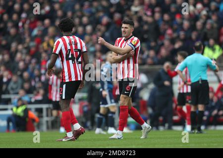 Sunderland, Regno Unito. 22nd gennaio 2023Sunderland, Danny Batth prende i capitani della band ARM dopo che il Corry Evans è andato ferito durante la partita Sky Bet Championship tra Sunderland e Middlesbrough allo Stadio di luce di Sunderland domenica 22nd gennaio 2023. (Credit: Marco Fletcher | NOTIZIE MI) Credit: NOTIZIE MI & Sport /Alamy Live News Foto Stock