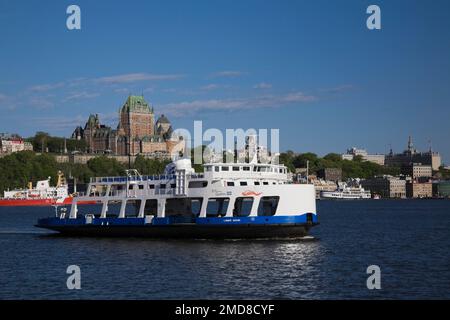 Traghetto Lomer Gouin e skyline della città vecchia di Quebec City con Chateau Frontenac in primavera, Quebec, Canada. Foto Stock