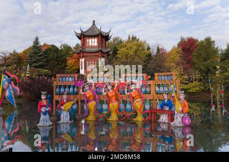 Il Lago dei sogni e la magia delle Lanterne sono esposti con il padiglione della Torre delle nuvole condensanti nel Giardino Cinese in autunno, il Giardino Botanico di Montreal, Quebec. Foto Stock