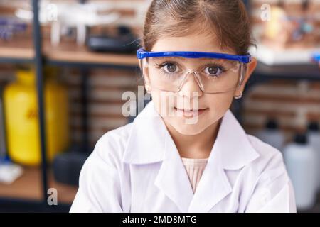Adorabile ragazza ispanica studente scienziato sorridente fiducioso in classe laboratorio Foto Stock