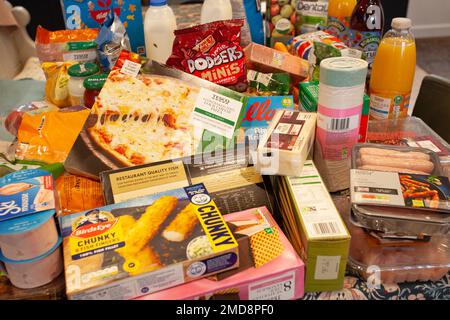 cibo shopping sul tavolo Foto Stock