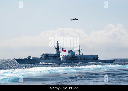 220714-N-YN807-2048 OCEANO PACIFICO (14 luglio 2022) – la fregata marina cilena CNS Almirante Lynch (FF 07) conduce un esercizio fotografico con il cacciatorpediniere missilistico guidato di classe Zumwalt USS Michael Monsoor (DDG 1001) durante il Rim of the Pacific (RIMPAC) 2022 luglio 14. Ventisei nazioni, 38 navi, quattro sommergibili, più di 170 aerei e 25.000 persone partecipano a RIMPAC dal 29 giugno al 4 agosto nelle e nei dintorni delle Isole Hawaiane e della California meridionale. Il più grande esercizio marittimo internazionale del mondo, RIMPAC offre un’opportunità di formazione unica, promuovendo e sostenendo al contempo le relazioni cooperative Foto Stock