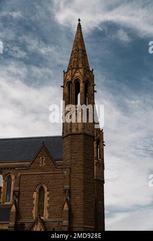 Una foto verticale della Cattedrale del Sacro cuore sotto un cielo blu a Bendigo, Australia Foto Stock
